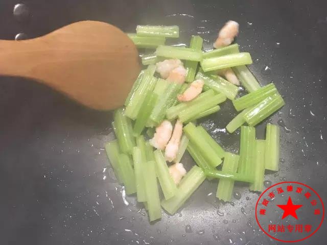 介紹幾個蝦做的催乳菜。坐月子應該怎么吃？社旗月嫂培訓哪家好？
