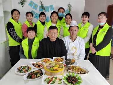 南陽月嫂泓德家政公司_月嫂培訓畢業(yè)照